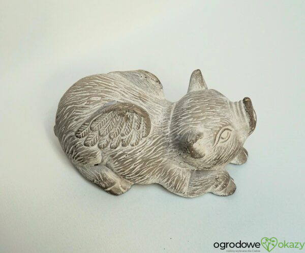LATAJĄCA ŚWINIA, BETONOWA FIGURA, flyingpig, solidna i ciężka figura do domu lub ogrodu, z szarego betonu z białą farbą w stylu vintage, ma drobne dwa ubytki, jest nowa, z pozytywnym przekazem